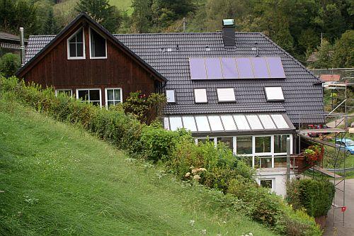 Dach mit Thermischen Zellen nach der Bearbeitung, Dachbeschichtung im Farbton anthrazit.